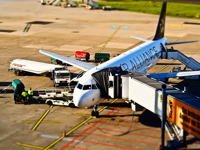 Mẫu câu: Boarding will begin shortly.