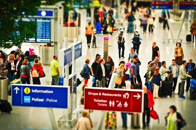 Mẫu câu: I have one checked bag.
