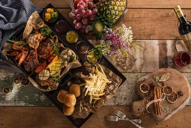 Mẫu câu: The food is delicious.