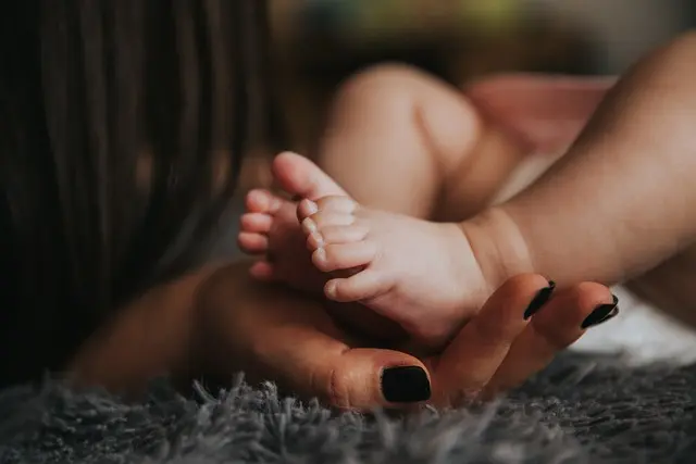 Mẫu câu: I am closest to my mother.