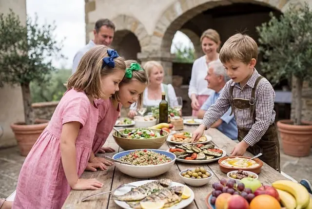 Mẫu câu: I enjoy cooking for my family.