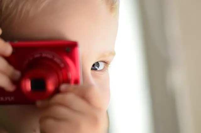 Mẫu câu: Do you like to take photos?