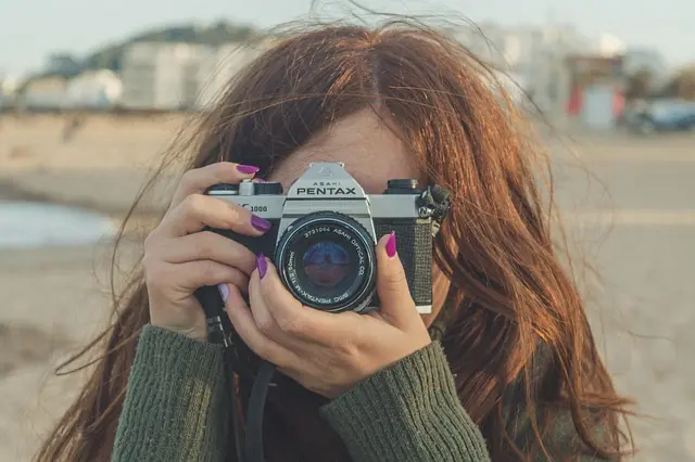 Mẫu câu: I love capturing beautiful moments.