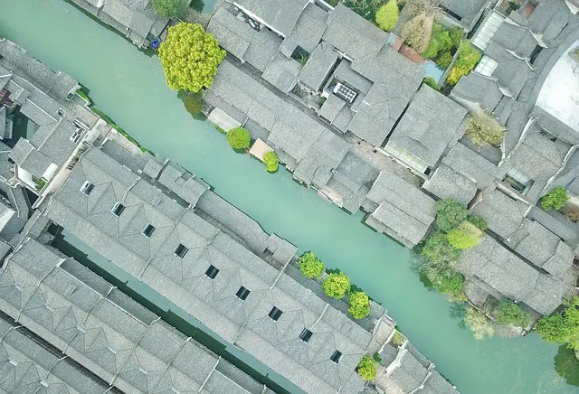 Mẫu câu: I am into photography and traveling.