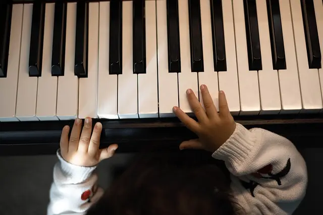 Mẫu câu: I am still practicing every day.