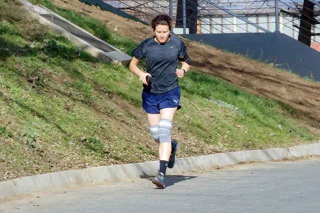 Mẫu câu: I go jogging every morning.
