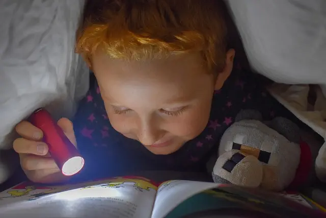 Mẫu câu: I read business books before bed.