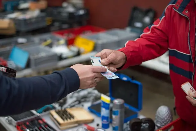 Mẫu câu: Do you have a cheaper one?