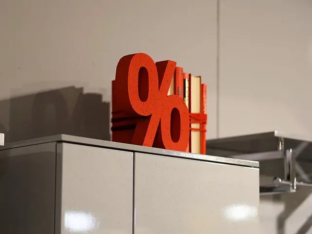 Mẫu câu: How much does this cost?