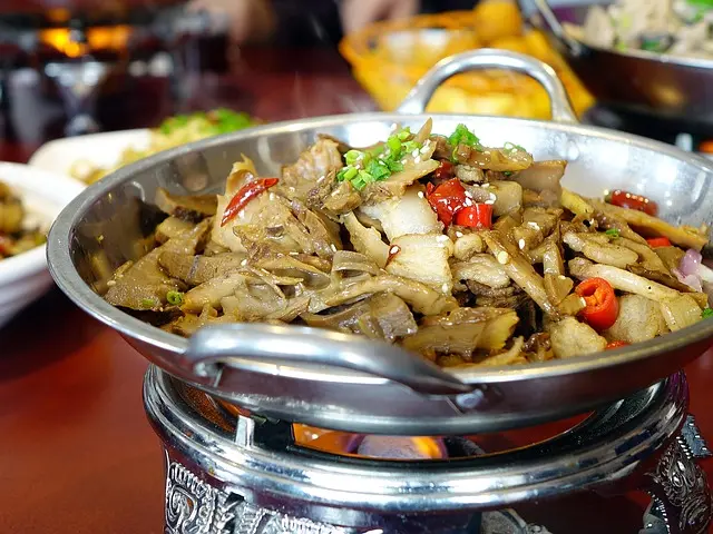 Mẫu câu: Do you like spicy food?