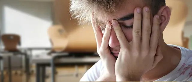 Mẫu câu: I’m worried.