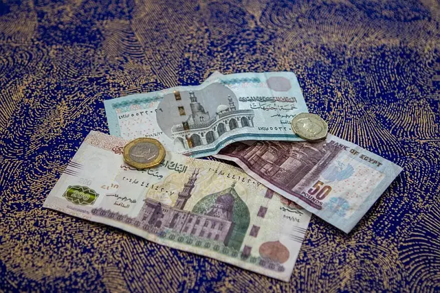 Mẫu câu: Is there a currency exchange nearby?