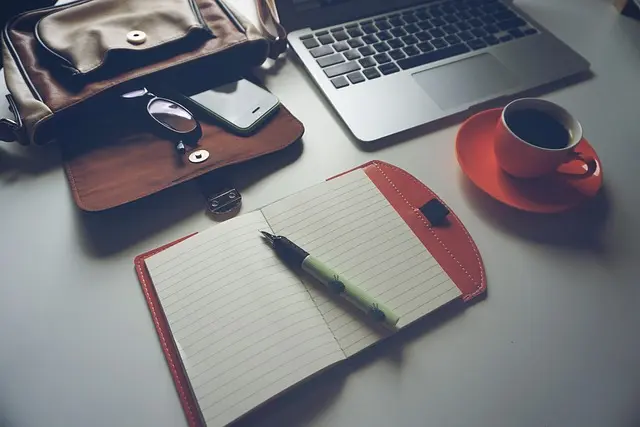 Mẫu câu: I have a laptop in my bag.