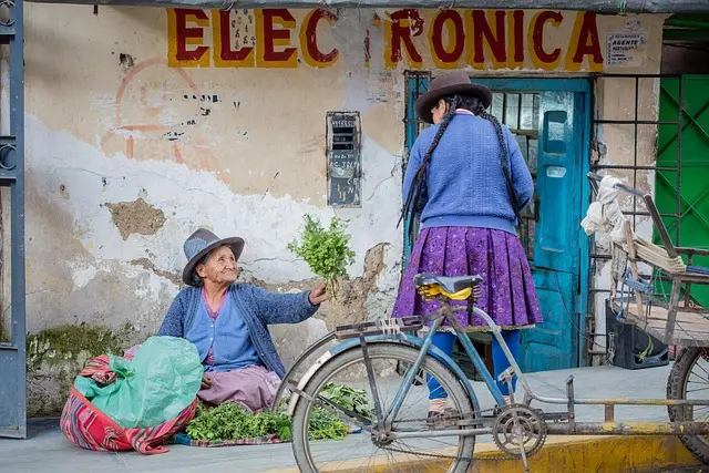 Mẫu câu: I love exploring new cultures.